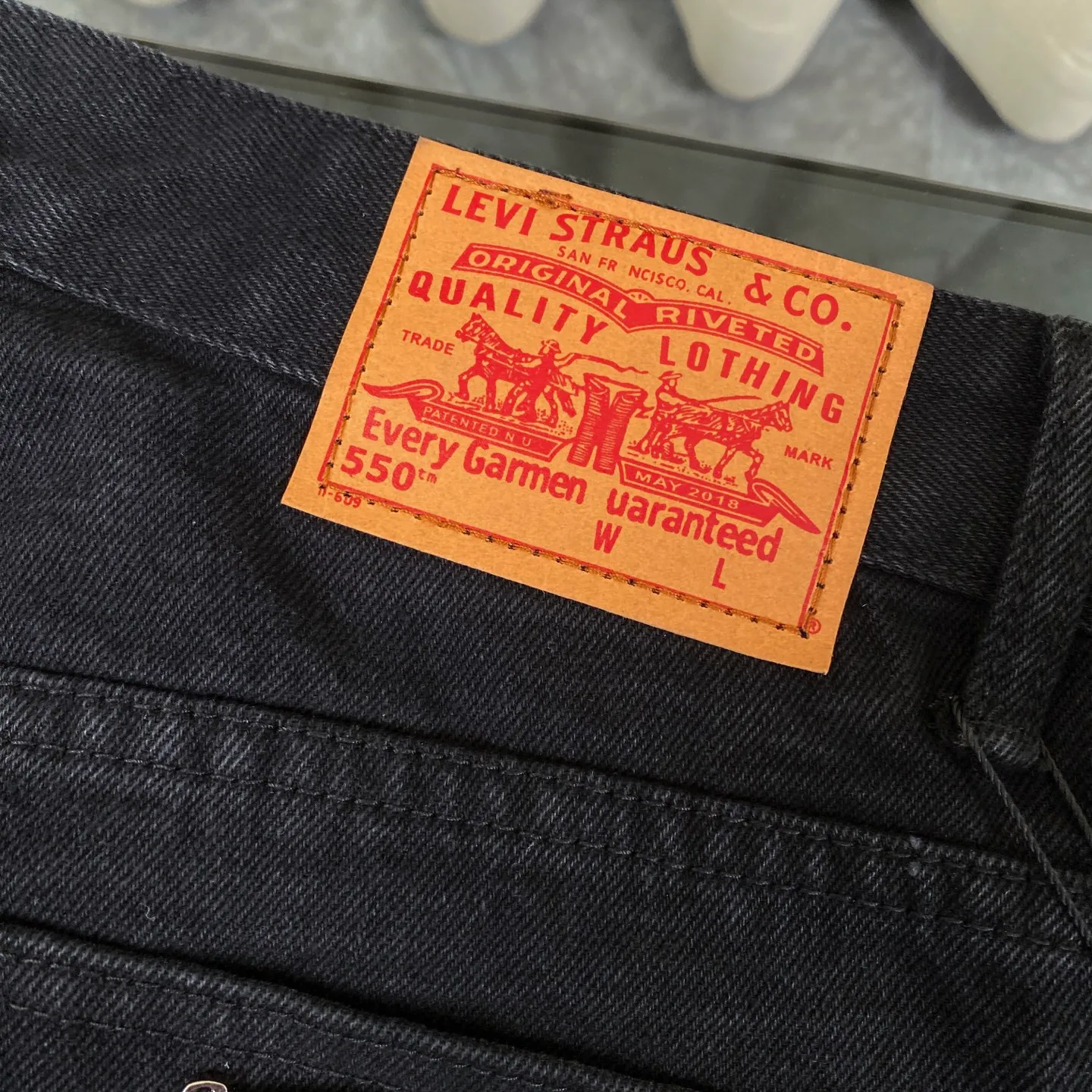 🅿️280 Chrome Heart Classic black with red laser cross patchwork leather jeans. The pants are made of top-notch heavy-duty washing technology, and every detail shows ingenuity. The calfskin is laser-cut to make a delicate cross, which is both a tactile and visual enjoyment. Paired with aged silver hardware, it is retro, high-end and full of texture. The straight-cut upper body turns into "chopstick legs" in an instant, easily modifying the shape of the legs. It can be controlled by any body shape and has a full sense of luxury.  This is a carefully crafted high-end version, the quality far exceeds that of street currency, and the details can stand the scrutiny of a magnifying glass. Although the price is close to the people, the quality is completely in line with the big brands, and it is easy to follow the trend.  Classic black, low-key and versatile. Pair it with simple T-shirts and personalized shirts to easily create a fashionable look. Whether you are going out daily or attending events, you can be the center of attention.  Color: black Size: S M L XL 28 30 32 34